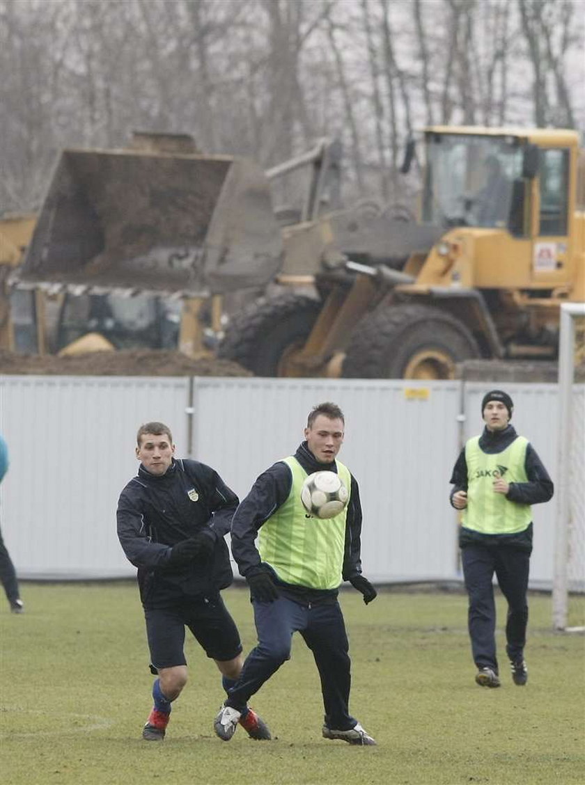 Piłkarze Arki Gdynia trenują niemal na placu budowy
