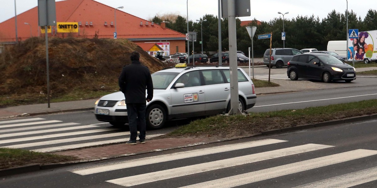 Przejście dla pieszych przy skrzyżowaniu ul. Płka. Dąbka i Staniewicza na Pogórzu w Gdyni. To miejsce jest bardzo niebezpieczne