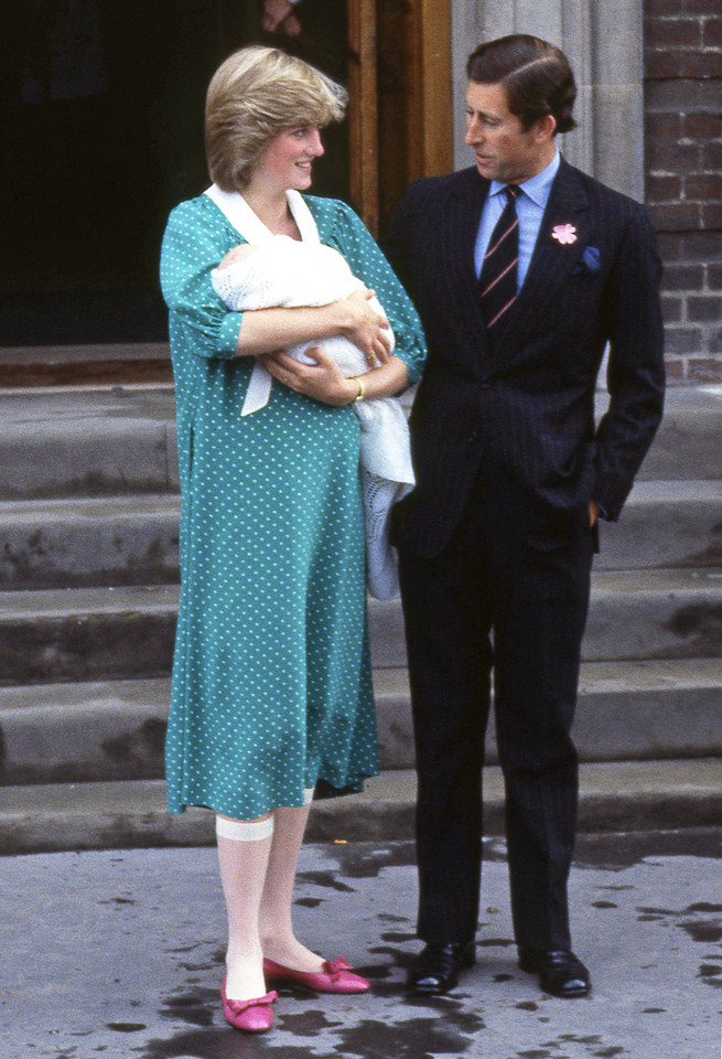 Pierwsze zdjęcia kolejnych członków rodziny Windsorów: księżna Diana i książę Karol z synem Williamem w 1982 r.