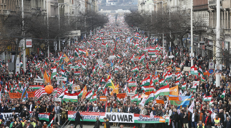 Végeláthatatlan tömeg hömpölygött a Békemeneten / Fotó: Fuszek Gábor