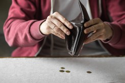 Ekspert: kryteria dochodowe niższe niż granica skrajnego ubóstwa; taka sytuacja jest skandaliczna