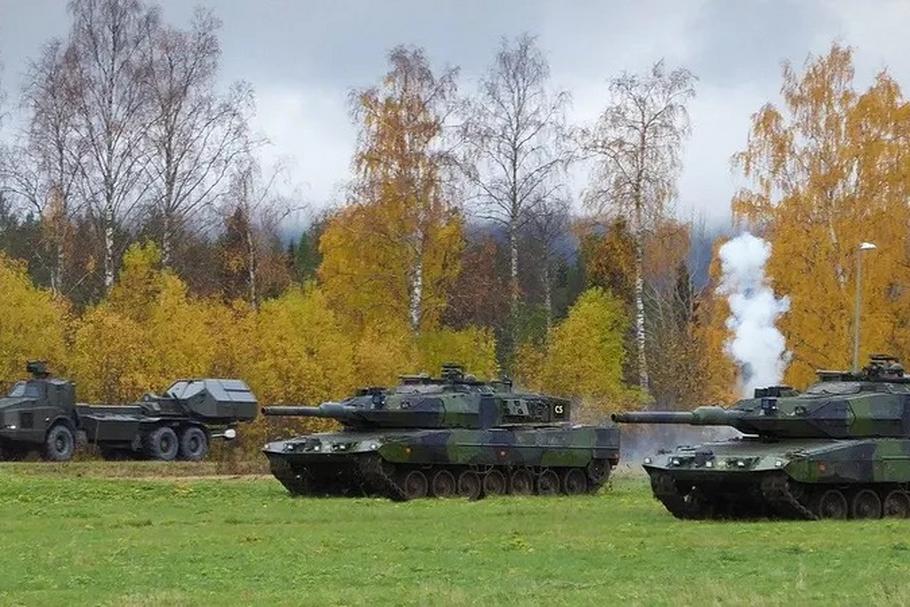 Na zdjęciu szwedzkie czołgi Strv 122 (po prawej) i wyrzutnia Archer na podwoziu Volvo (po lewej)