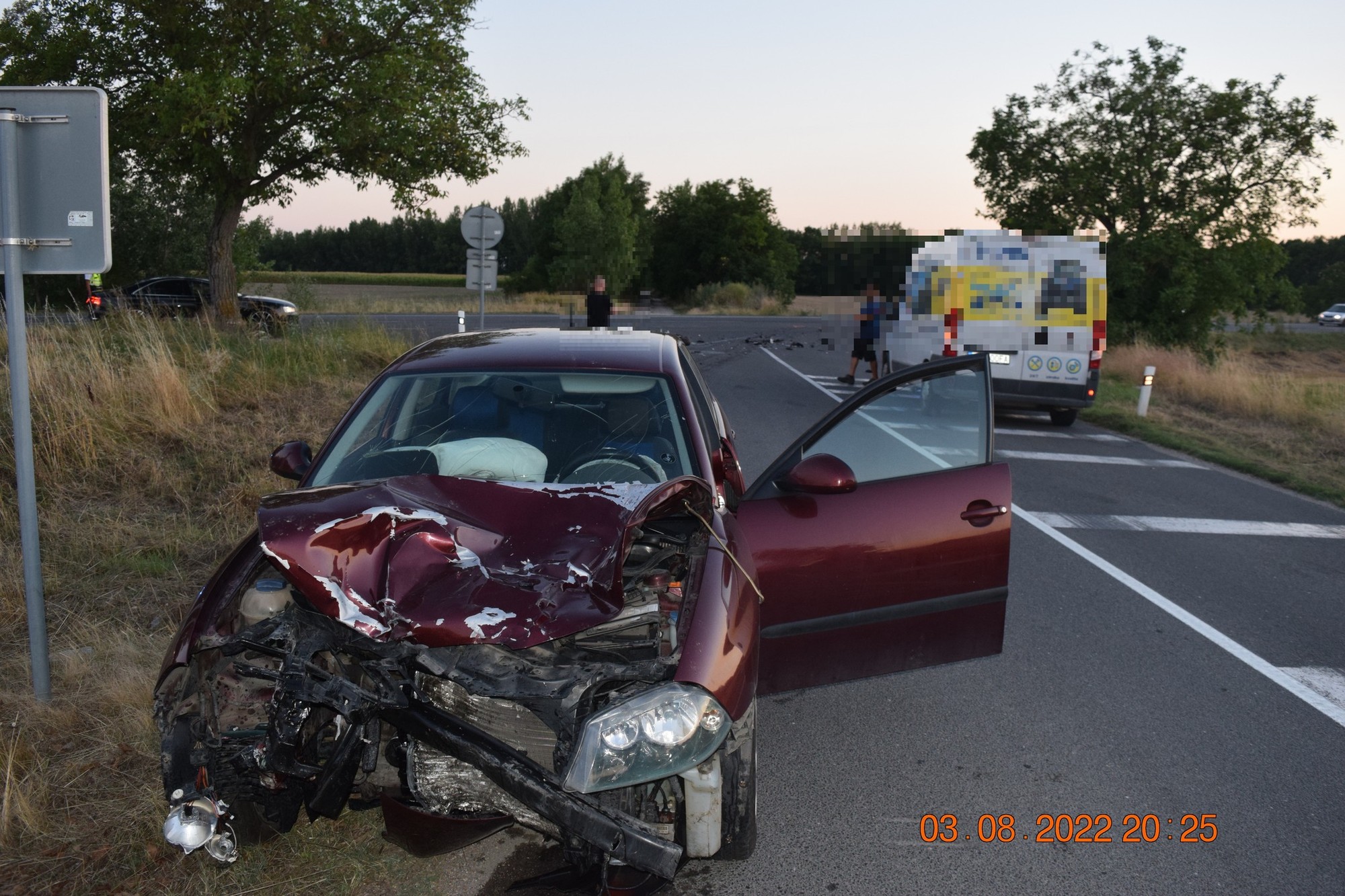 Pri nehode sa ťažko zranil 42-ročný vodič motocykla.