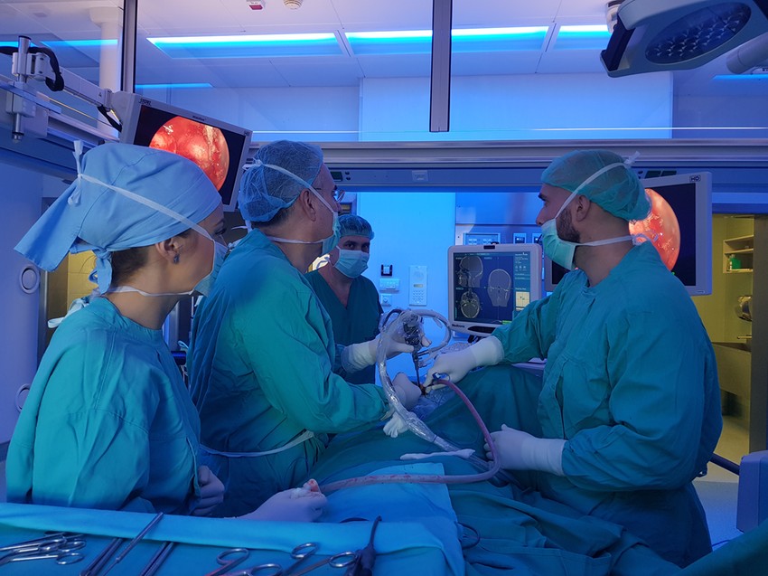 Operacija mozga pacijenta u budnom stanju