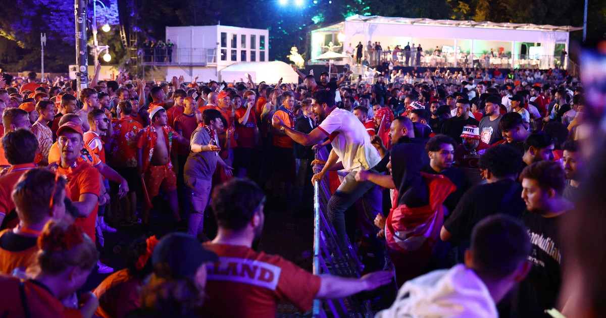 Scene dramatice după meciul Olanda-Turcia.  Mare bătălie între fani! [WIDEO]