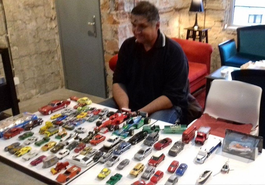 Stevan Vincet sa automobilima iz svoje kolekcije