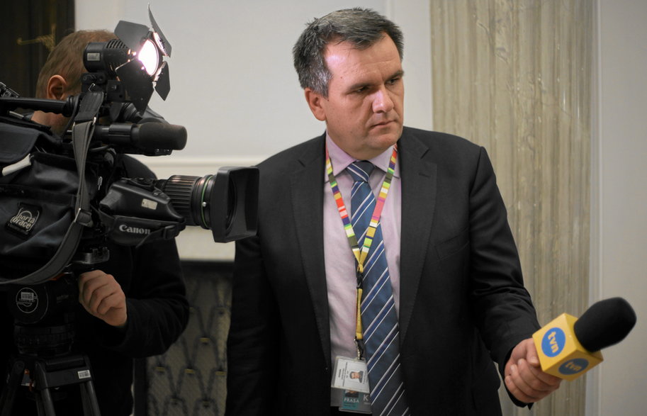 Paweł Płuska jako reporter TVN w Sejmie (30.01.2013).