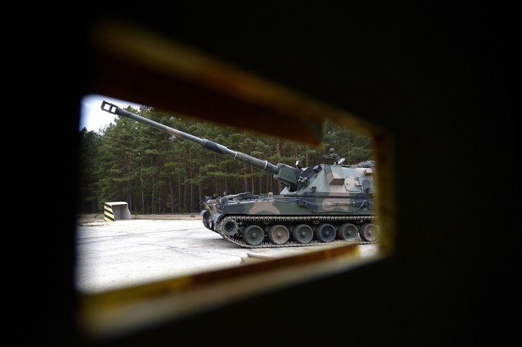 Koreańskie podwozie to sprawdzona konstrukcja. Na świecie platform gąsienicowych tego typu wyprodukowano już w około 1,3 tys. egzemplarzy.<br><br>fot. (dd/zuz) PAP/Darek Delmanowicz