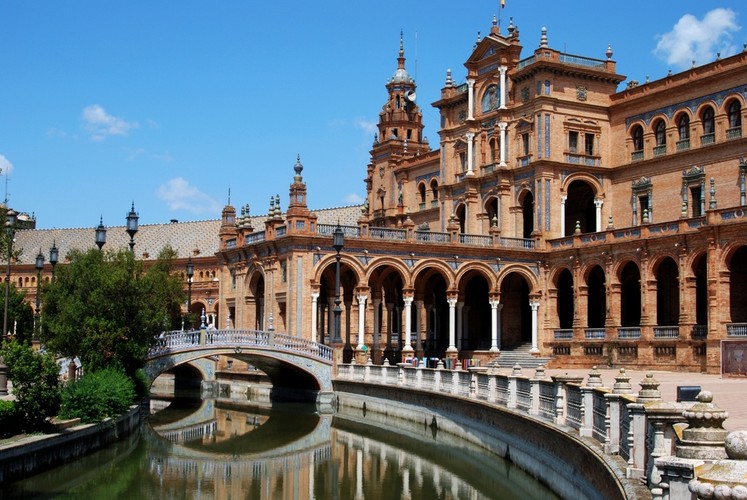 Sewilla – stolica i główne miasto Andaluzji. Czwarte największe miasto w Hiszpanii. Sewilla uchodzi za stolicę popularnego tańca „flamenco”.