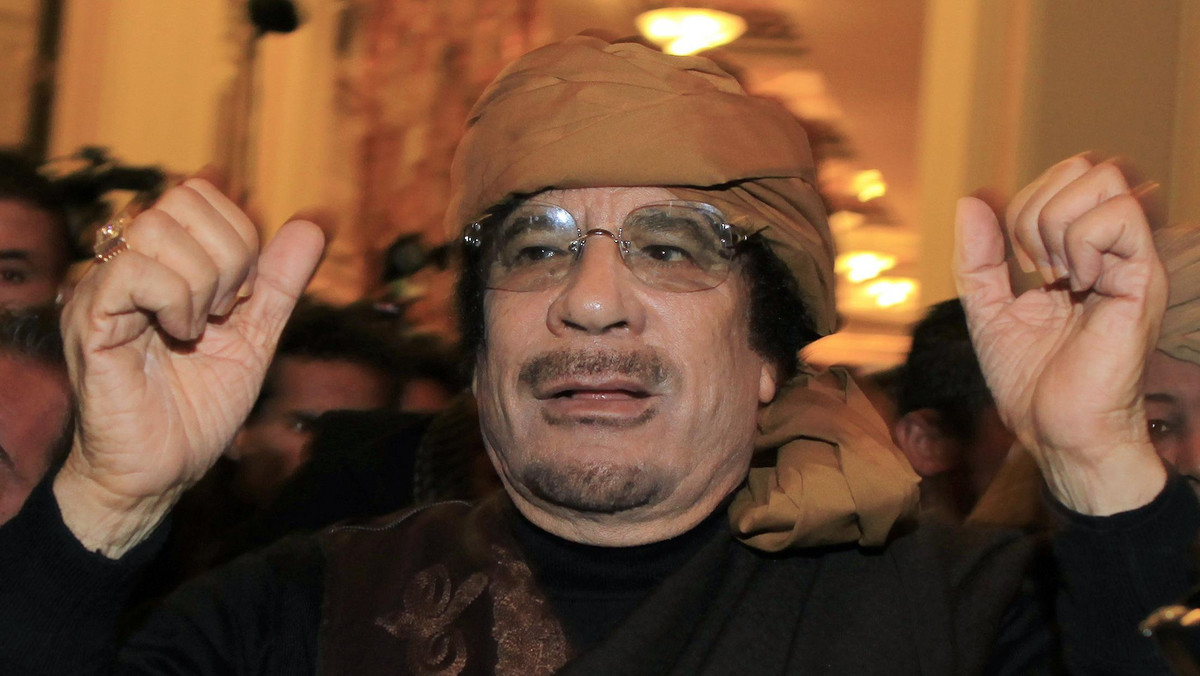 NATO nie ma żadnego dowodu na to, że Muammar Kaddafi żyje bądź zginął - przyznał dziś brygadier Claudio Gabellini ze znajdującego się w Neapolu sztabu operacji sił Sojuszu w Libii. Tak odniósł się do sugestii prasy, że Kaddafi mógł zginąć w nalocie.