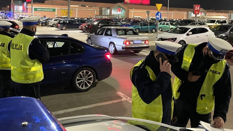 Częstochowa: Policja udaremniła nielegalne wyścigi. Ponad 700 aut na parkingu