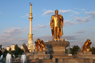 Turkmenistan buduje kult wokół prezydenta. Urzędnicy państwowi przymuszani do zakupu gadżetów