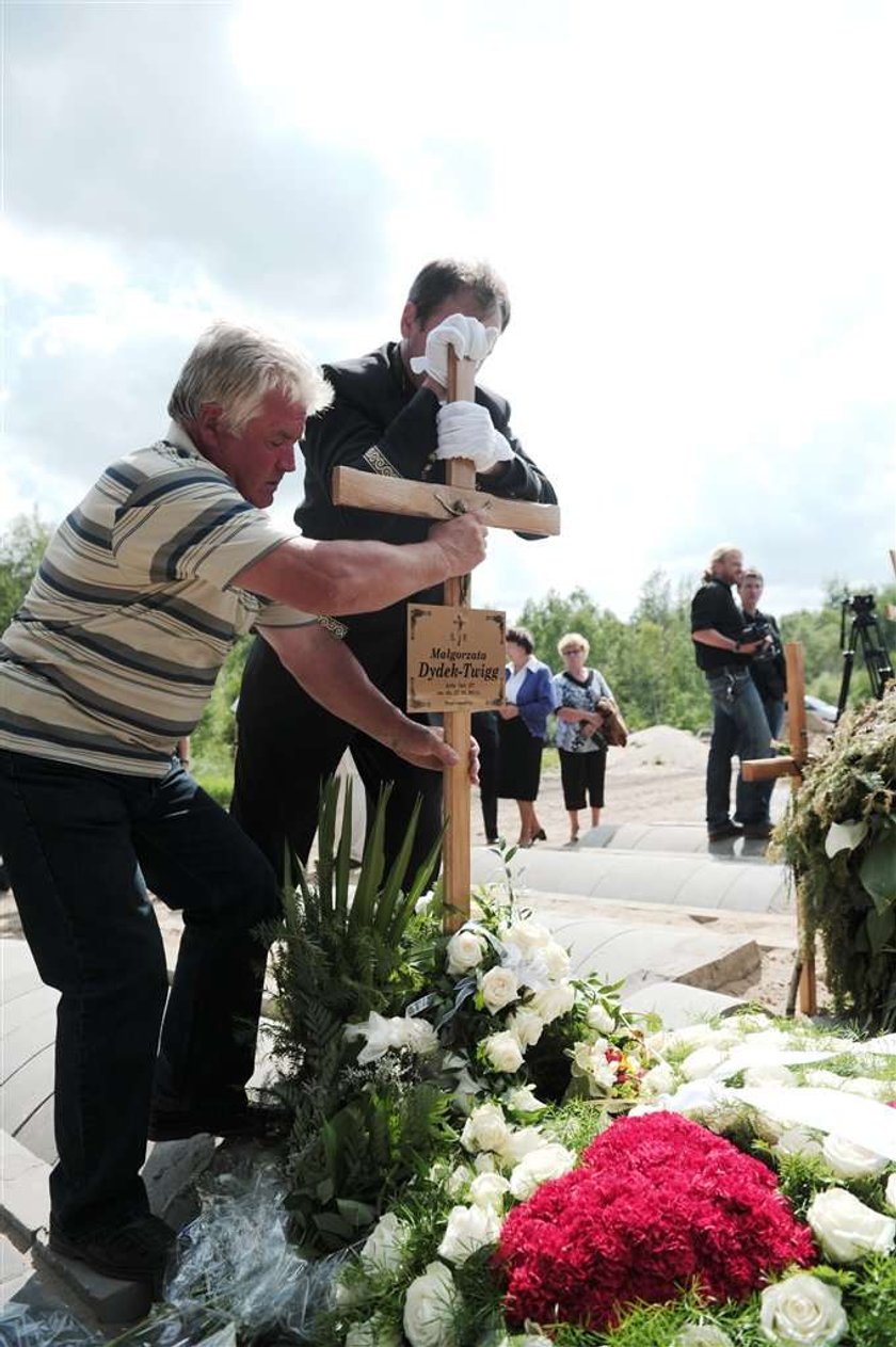 Ostatnia droga Małgorzaty Dydek. Pogrzeb Małgorzaty Dydek w Ząbkach. Urna z prochami Małgorzaty Dydek