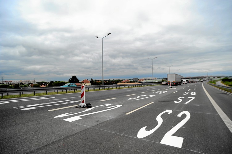 Trasa S8, Konotopa-Powązkowska. Jej ściany wyłożone są… granitem. Ten łącznik autostrady A2 z zachodnimi rubieżami Warszawy to najdroższy w przeliczeniu na kilometr odcinek w Polsce. 10,4 km kosztowało 2,27 mld zł, co daje 218 mln zł za kilometr. Wykonawca twierdzi, że koszt wywindowała m.in. konieczność zagłębienia trasy na wysokości Bemowa, budowy imponującego, podziemnego systemu przepompowni i modernizacja równoległej linii kolejowej do Huty Arcellor Mittal. Niestety, za rekordową ceną nie poszła w parze solidność. GDDKiA w styczniu 2011 r. odebrała drogę od wykonawcy warunkowo, a usterki były usuwane przez kolejne dwa lata.