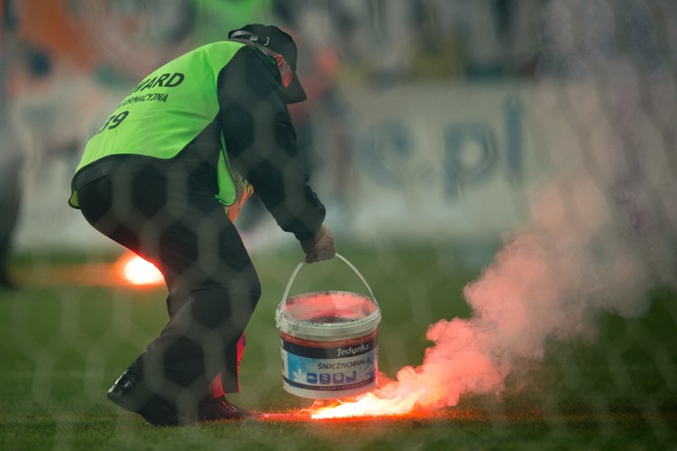 Kibole Zagłębia trafili racą bramkarza Widzewa Mecz przerwany. ZDJĘCIA