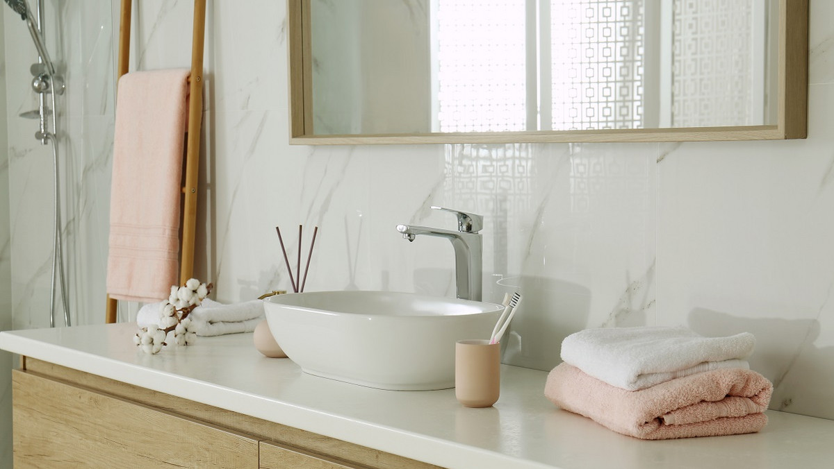 Sposoby, by łazienka lśniła czystością — sprawdzą się te środki czystości