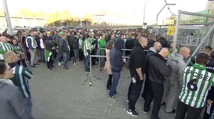 A képen a háttérben az
ellen­őrzött szurkolók, elöl 
pedig azok, akik „másik kapun” juthattak be
a stadionba