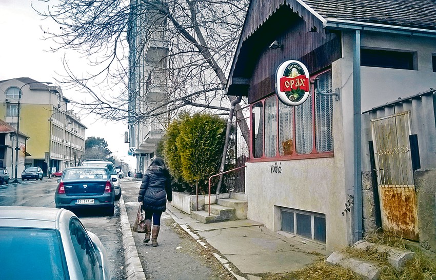 Kafana koju su otac i sin držali. Nakon što je oca pretukao u kupatilu, dokrajčio ga je čekićem