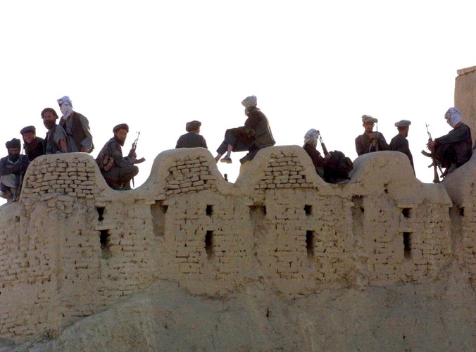 26 listopada 2001 bojownicy Koalicji Północnej odpoczywają po walce na murach więzienia w  Mazar-i-Sharif