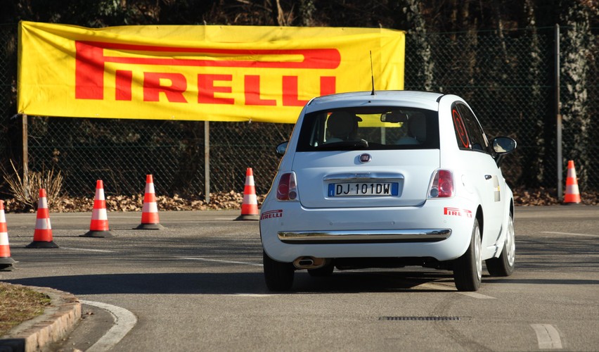 Na mokrym samochód hamuje z 80 km/h na niecałych 30 metrach