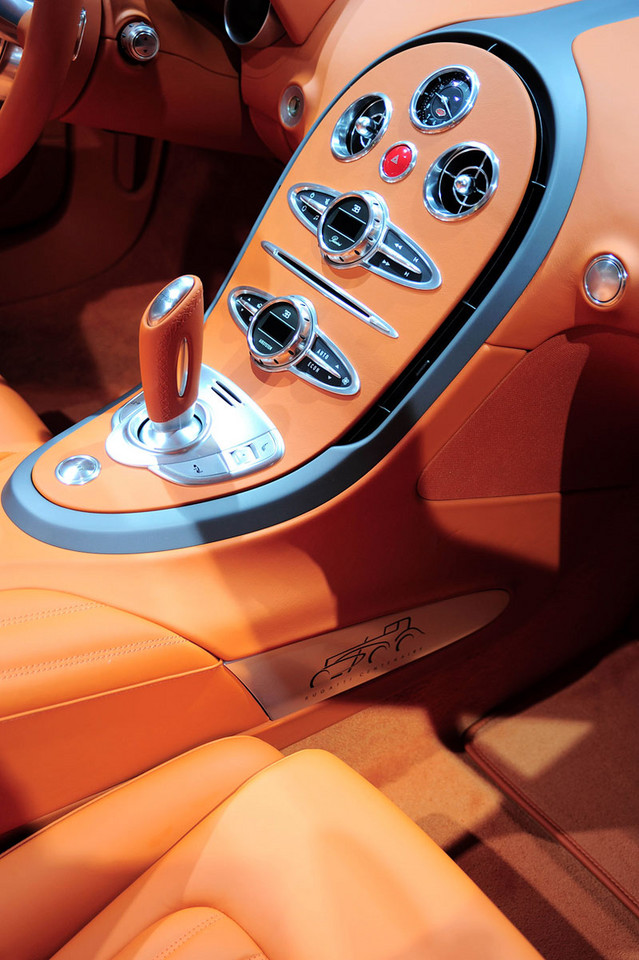 Bugatti w Dubaju: trzy nowe wersje Veyrona i 16C Galibier