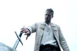 Charlie Hunnam oraz Jude Law w filmie "Król Artur: Legenda miecza". FOTO