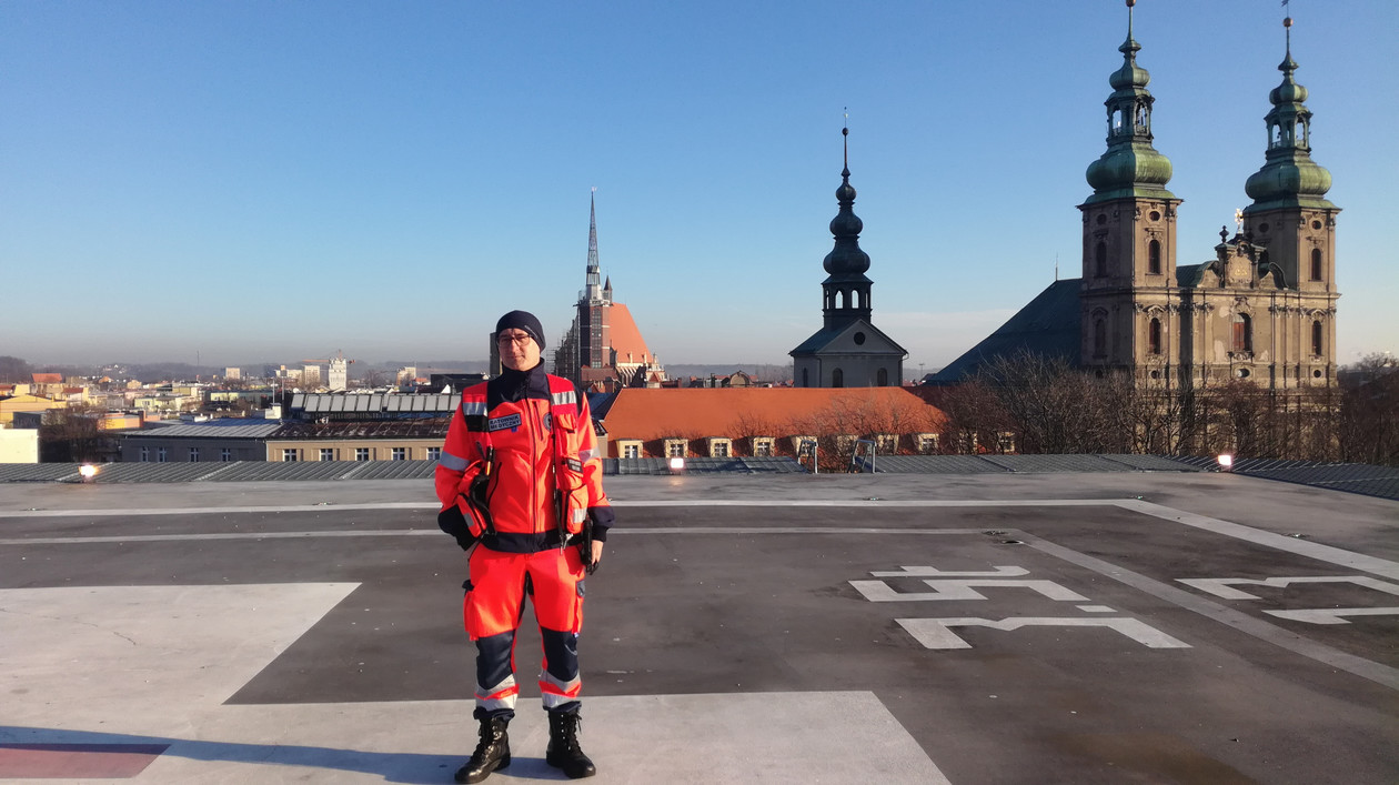 Łukasz Majcherowicz na dachu szpitala - lądowisko dla śmigłowców ratunkowych