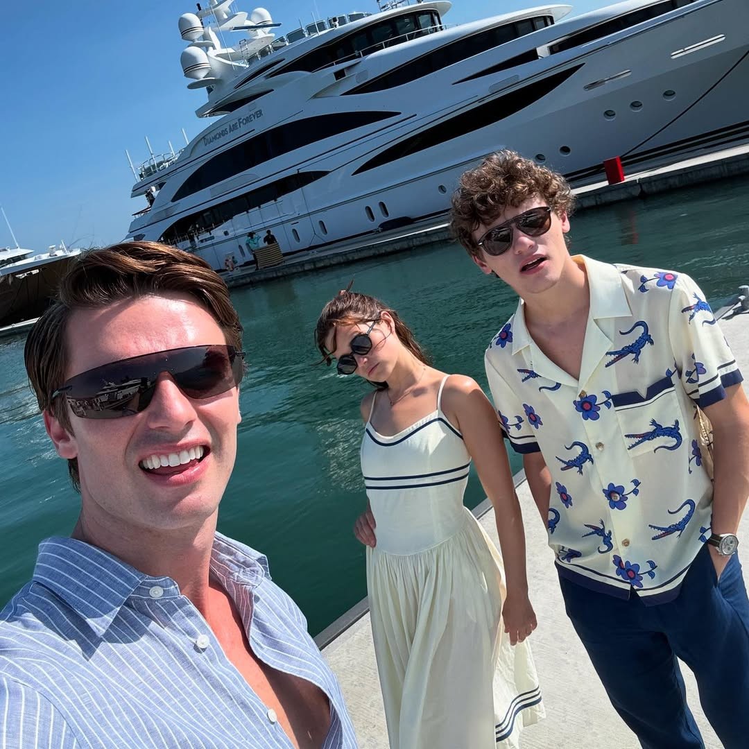 Herec Patrick Schwarzenegger počas natáčania seriálu White Lotus.