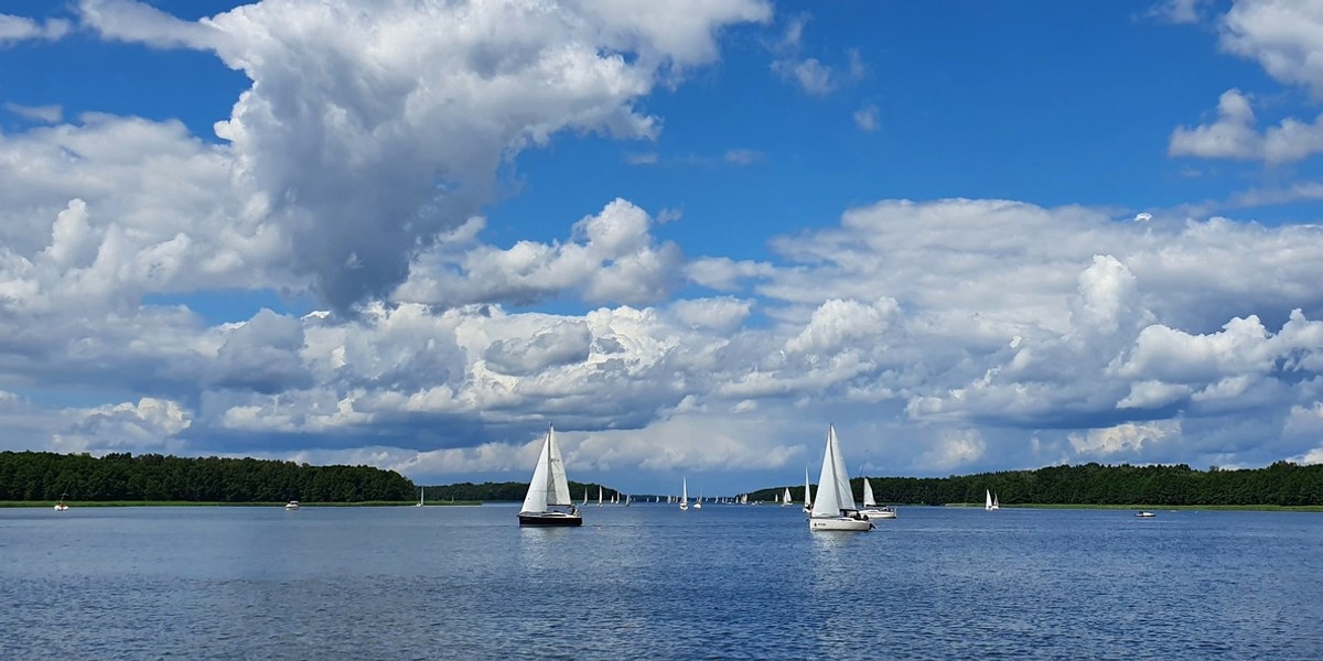  Mazury to też raj dla miłośników ciszy i spacerów po lesie, bo pokryte są siecią szlaków pieszych, rowerowych i konnych. Wijące się wśród lasów rzeki są doceniane przez entuzjastów kajakarstwa. 