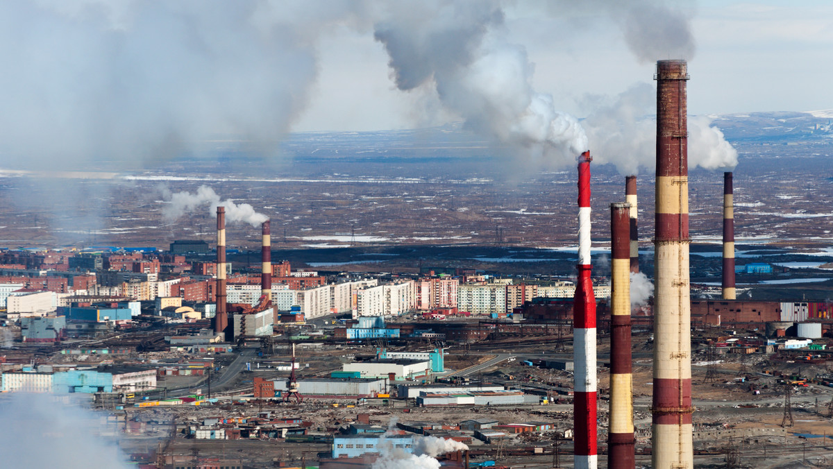 <strong>W Rosji setki tysięcy ton ropy i produktów naftowych trafiają do środowiska na skutek różnego rodzaju wycieków ze zbiorników i rurociągów - mówi ekolog Igor Szkradiuk. Wśród innych sprawców skażeń wymienia kopalnię na Uralu, która emituje dwutlenek siarki. </strong>