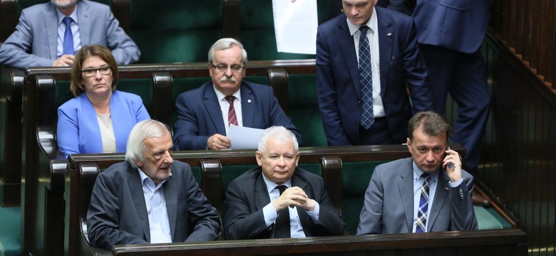 PiS rośnie w siłę, PO traci poparcie. NAJNOWSZY SONDAŻ