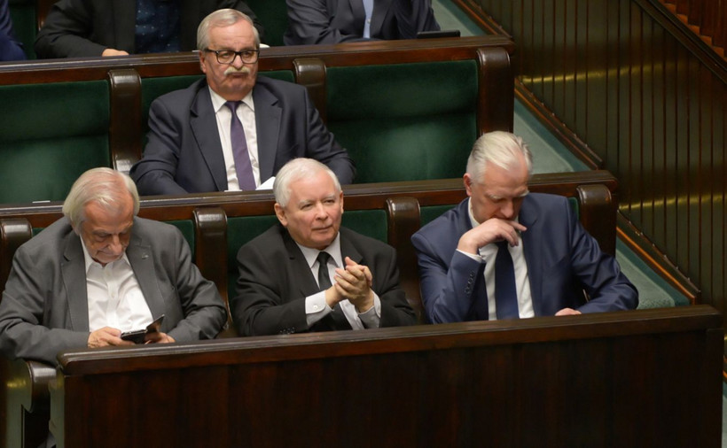 "Chcę powiedzieć wyraźnie, że kierownictwo partii ani Jarosław Kaczyński nic o takim zatrudnieniu nie wiedział i z całą pewnością będziemy sprawę wyjaśniać" - dodała Mazurek.