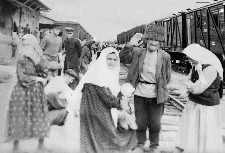 Czeczeni na dworcu w Biszkeku w Kirgizji czekają na pociąg, który zabierze ich do domu. 1957 r.