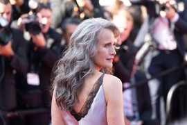 Srbi je veličali kao BOGINJU LEPOTE, sad je pola sveta grdi zbog SEDE KOSE, a ona u 67. GODINI oduzima dah: Slavna glumica ODBIJA DA SE FARBA, nosi BORE i blista od SAMOPOUZDANJA I SREĆE