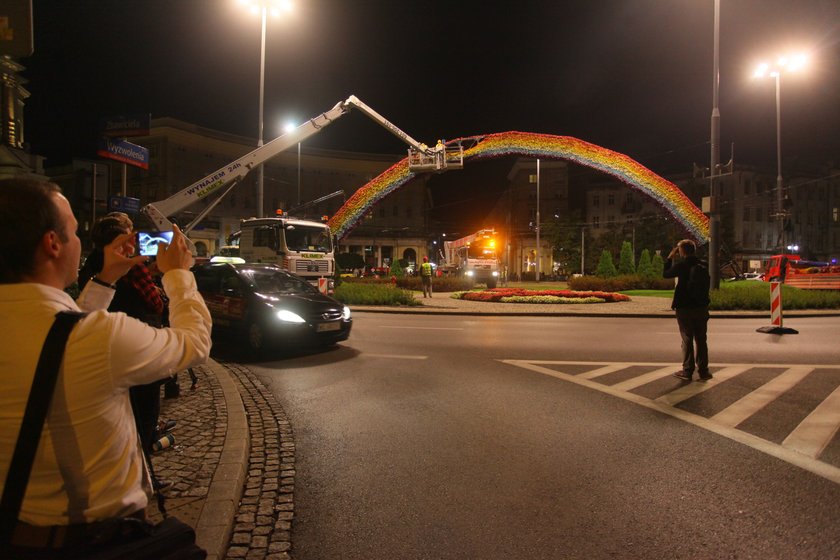 W nocy ze środy na czwartek rozebrano tęczę na pl. Zbawiciela