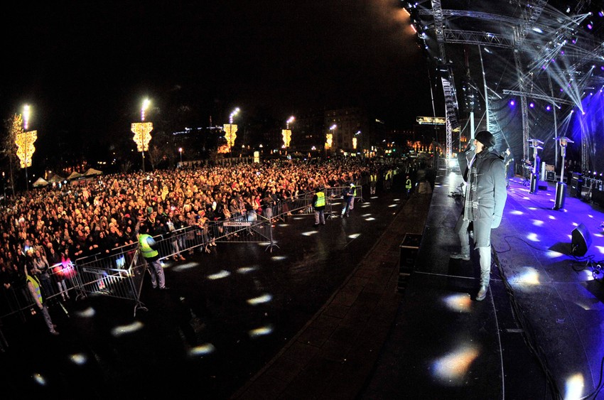 Više hiljada građana došlo je na većerašnju žurku ispred skupštine