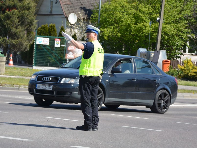 Policjant kieruje ruchem