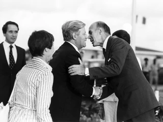 Francuski prezydent Valery Giscard d'Estaing wita niemieckiego kanclerza Helmuta Schmidta i jego żonę Loki na Guadeloupe. Styczeń 1979 r.
