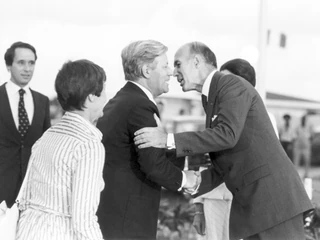 Francuski prezydent Valery Giscard d'Estaing wita niemieckiego kanclerza Helmuta Schmidta i jego żonę Loki na Guadeloupe. Styczeń 1979 r.