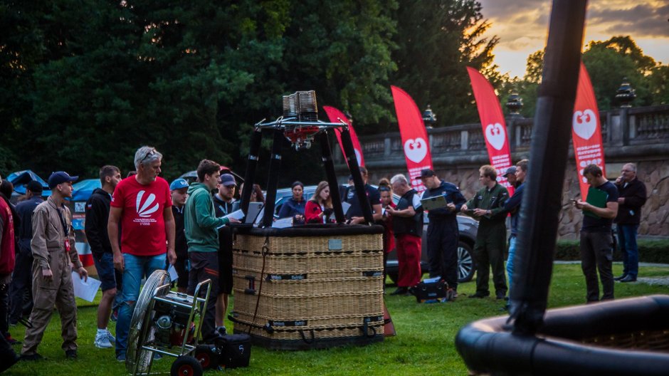 II Zawody Balonowe "In The Silesian Sky" - start balonów świtem z pszczyńskiego parku zamkowego - 25.06.2022 r. - autor: Andrzej Grynpeter