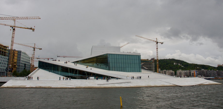 Opera w Oslo to jeden z najbardziej charakterystycznych punktów miasta