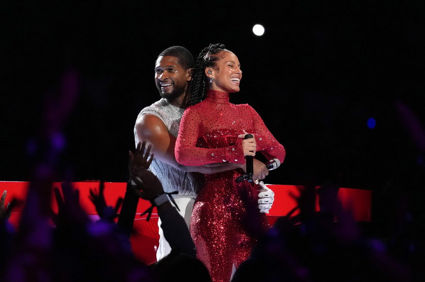 Usher i Alicia Keys podczas występu na Super Bowl. 