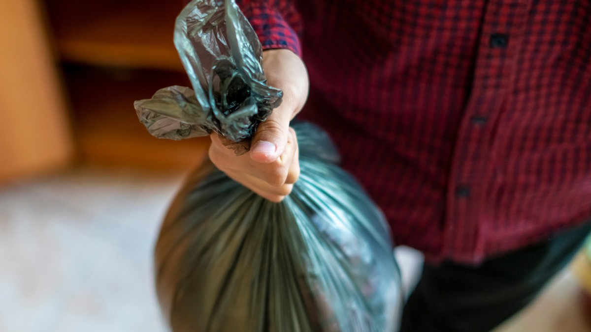 W czwartek zapadnie decyzja w sprawie podwyżek cen za wywóz śmieci. Dla przeciętnej rodziny w Lublinie może to oznaczać dodatkowy wydatek nawet kilkudziesięciu złotych miesięcznie. Prezydent Krzysztof Żuk zapowiedział ulgi dla rodzin wielodzietnych. Swój pomysł na zmniejszenie opłat przedstawiła również Fundacja Wolności.