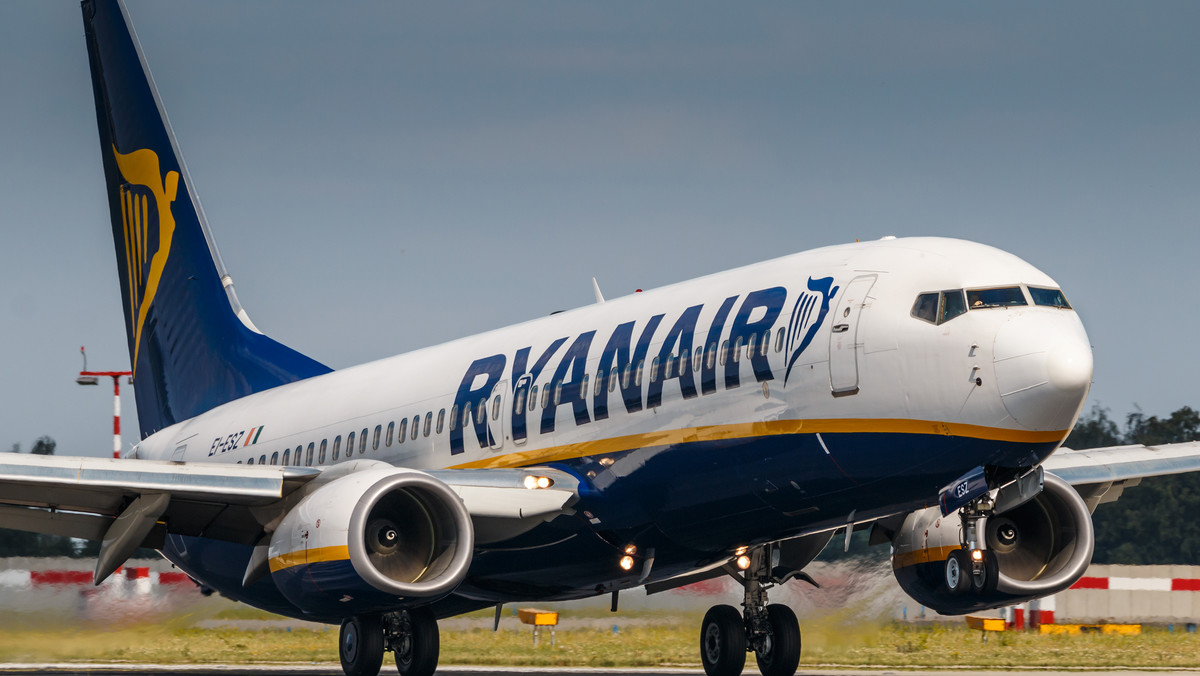 Sąd w Madrycie skazał dziś linię lotniczą Ryanair na zwrot opłaty pobranej od jednej z pasażerek za bagaż podręczny, który rzekomo miał być zbyt ciężki. Prowadząca sprawę sędzia wyjaśniła, że przewoźnik nie miał w ogóle prawa pobierać pieniędzy za bagaż podręczny.