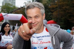 Żebrowski wywiesił baner wyborczy. Kogo popiera?