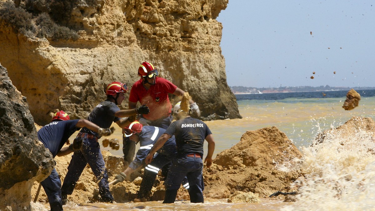 Co najmniej dwie osoby zginęły, gdy w portugalskiej miejscowości wypoczynkowej Albufeira runęła na plażę część klifu. Osiem osób doznało obrażeń, a cztery zostały uznane za zaginione - podała obrona cywilna.