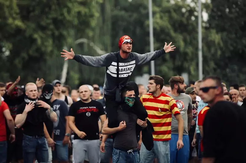Nacjonaliści i kibole próbowali zablokować Marsz Równości w Białymstoku. Fot. Bart Staszewski