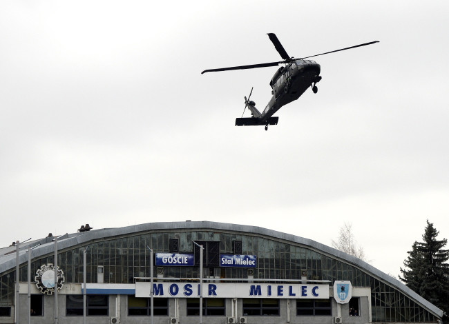 Śmigłowiec Black Hawk produkowany przez PZL Mielec wylądował 3. marca na stadionie w Mielcu.