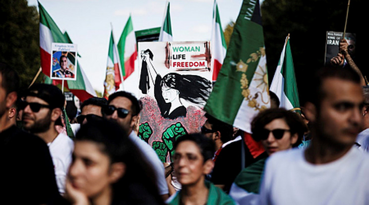 Az iráni polgárok nagyon sokat tüntetnek, ez lett az egyik legjobb fegyverük amivel ki tudják fejezni egyet nem értésüket az iráni állammal és törvényhozással. /Fotó: MTV, EPA