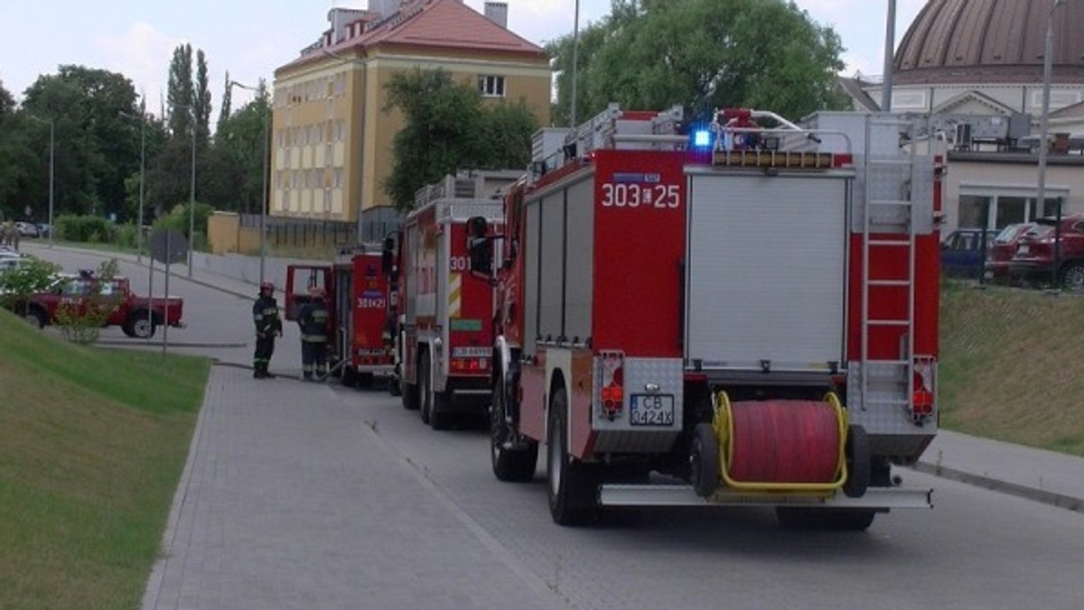 W nowym gmach biblioteki głównej Uniwersytetu Kazimierza Wielkiego w Bydgoszczy wczoraj ok. godziny 10.00 pojawił się dym, o czym poinformował redakcję MM Bydgoszcz student. Budynek mieści się między ulicami Ogińskiego, Szymanowskiego i Powstańców Wielkopolskich.